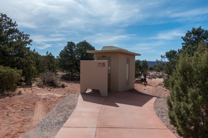 Canyonlands: Bathroom at Willow Flat Campground